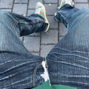 Vintage Levi’s jeans  - Extremt feta vintage levis 506 normal med helt galen fade. Riktigt go passform och lite tyngre jeans vilket gör att dom viks väldigt bra och även leder till ännu bättre fade desto mer dom används. Storlek 28/32. Svårt att få med färgen men dom är typ mörkblåa med lite ljusare blå/grå fade. 