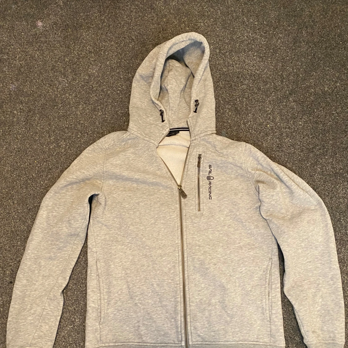 Ljusgrå hoodie från Sail Racing