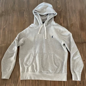 Ralph lauren hoodie - Tjena! Säljer nu denna skit snygga Ralph lauren hoodien som är perfekt för sommarkvällar🔥Storleken är M men kan också passa S. Den har inga defekter och letar efter en snabb affär därför priset✅