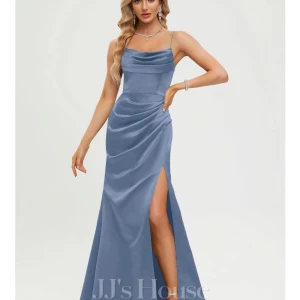 Balklänning JJ’s House  - Balklänning från JJ’s House i färgen skifferblå. Golvlång med slits och inbyggd bh. Aldrig använd. Köpte den på Plick till min dotter men den var något för stor. Nypris  1768kr, säljer för 500kr. Mått finns på andra bilden. 