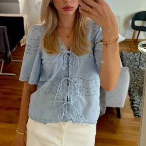 Broderad blus  - Säljer superfin kortärmad blus med broderade detaljer och knytningar fram från Vero Moda 💖Utan några tecken på användning alls💗skriv vid frågor 