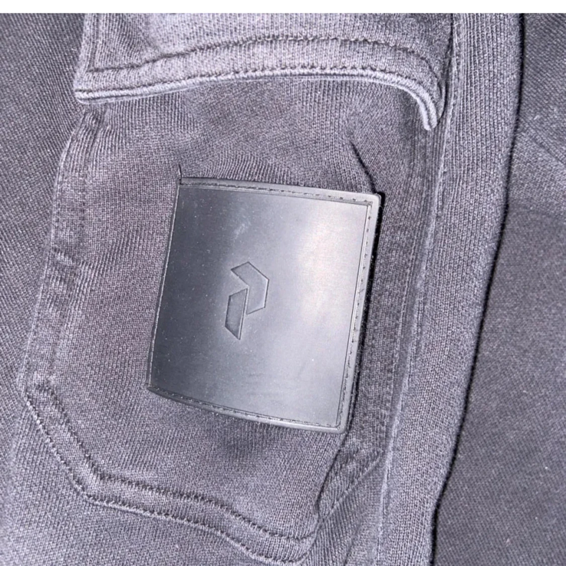 Svart hoodie från Peak Performance - 1