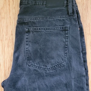 Vailent jeans Herr Large (31/32) toppenskick  - Sonen säljer sina Valient jeans, toppenskick sparsamt använda. Modell Skate, raka ben. L motsvarar 31/32 uppskattar vi. Svart tvätt. Nypris 700kr. Finns Paketpris också 4 par 690kr.