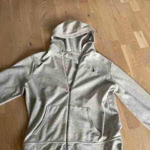 Ralph lauren  - En gammal polo Ralph lauren den har tecken på användning annars är den fin 