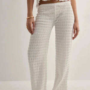 Vita vida byxor  - Jag köpte dessa super fina byxor från Nelly men tyvärr i fel storlek och försent att lämna tillbaka dom nu! Byxorna har kvar prislapp och har bara prövats inte använts. Dom är i storlek XS och är långa i benen.❤️