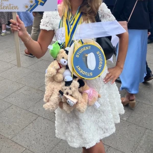 Vit blommig studentklänning - Säljer min finfina studentklänning från Ida Sjöstedt i storlek 34 i modellen Millie Dress. Klänningen har bara använts en gång och är så gott som ny! Nypris: 2999 Hör av dig vid fler frågor 😊💕