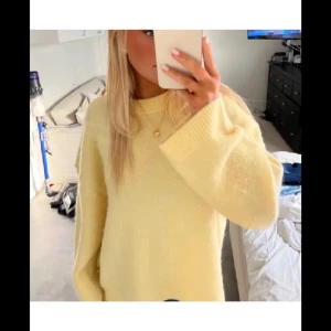 Gul stickad oversized tröja - Säljer en supermjuk och mysig gul stickad tröja med rund hals och långa ärmar. Tröjan har en oversized passform och breda muddar vid ärmslut och nederkant. Perfekt för lager-på-lager och chill dagar.