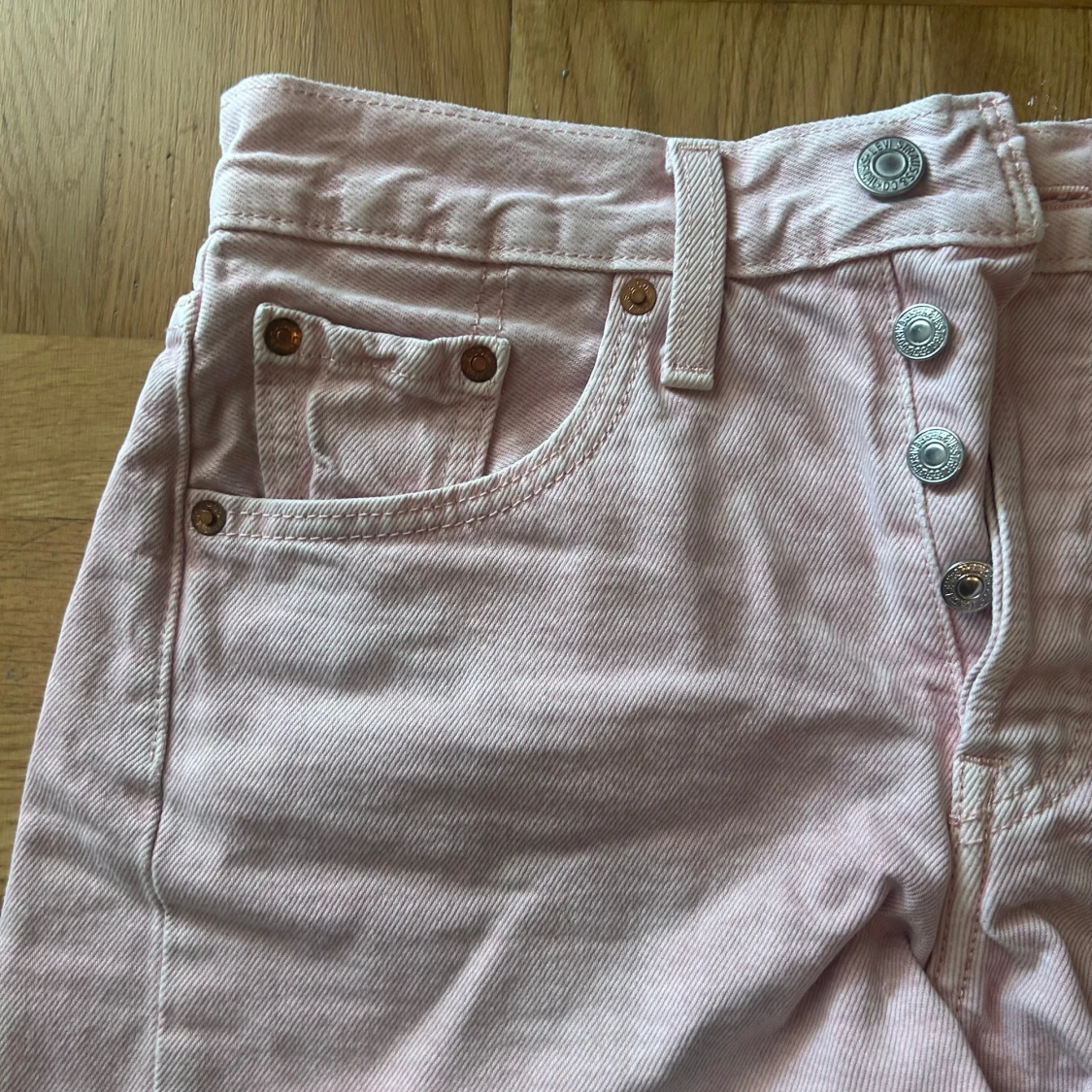 Ljusrosa jeansshorts från Levi's - 2