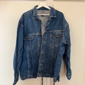Jeansjacka - Säljer min super snygga jeansjacka i storlek XL ifrån Lee. Väldigt bra skick och super najs! Sitter snyggt oversized och perfekt nu till sommaren🌸