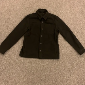 Overshirt ifrån donce de la sense - Stilren svart overshirt från Donce de la sense, den är använd fåtal gånger och är som ny. Priset kan gå ner lite i pris vid snabb affär och om ni har några ytterliga frågor så är det bara att fråga!