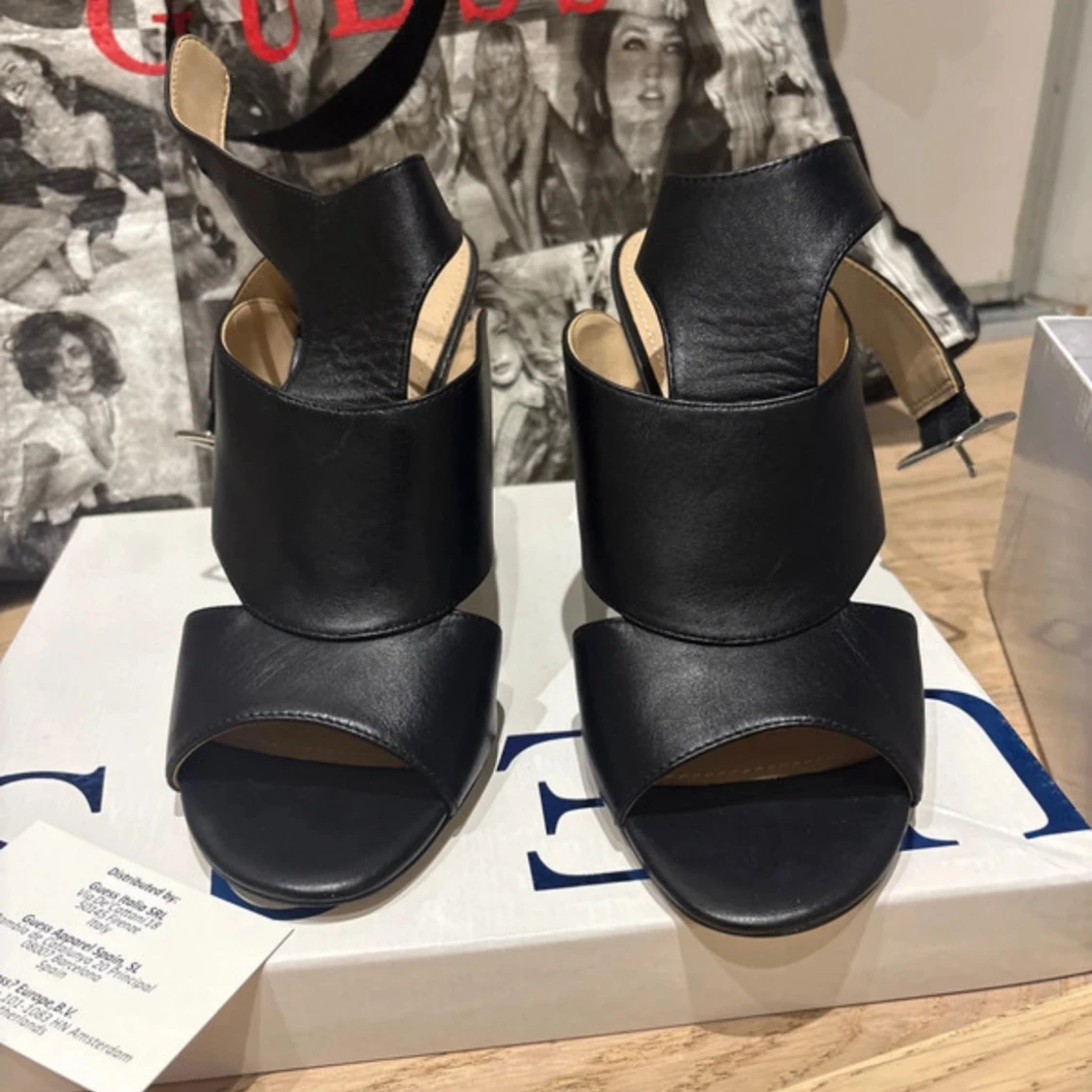 Svarta sandaler med klack från Guess - 1