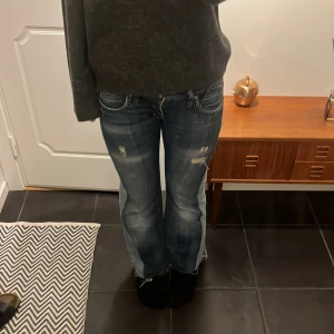 Lågmidjade bootcut jeans från gang - Har sytt byxorna bootcut. De är jättelågmidjade och har slitningar och är blekta på benen!! Pris kan diskuteras