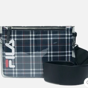 Crossbody bag från FILA - Väskan är aldrig använd, inget att anmärka på. Hel och ren.   Fila Transparent crossbody väska   Fack: Mobiltelefonfack, rymligt innerfack Förslutning: Dragkedja Mönster: Randigt  Avtagbar crossbody-rem.  Mått 19 x 26 x 1cm