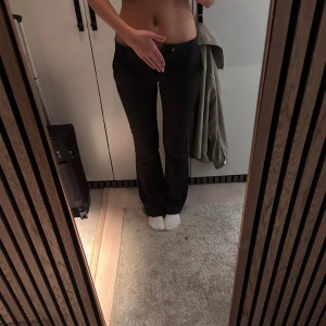 populära kostymbyxor  - Trendiga low waist bootcut kostym byxorna från bikbok knappast använda 