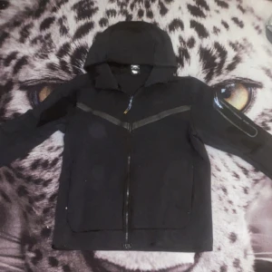 Nike tech - Säljer nu en svart Nike tech i storlek M, behöver pengar därför säljs den billigt, ny skick, går ner i pris vid snabb affär 💫