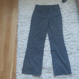 Trendiga kostymbyxor med ränder på sig💗 - Säljer dessa populära kostymbyxorna endast använda cirka 2 gånger kom med bud❤️🫶