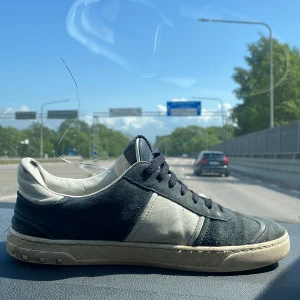 Svarta och vita sneakers från Valentino Garavani - Säljer ett unika och ovanliga  par svarta och vita sneakers från Valentino Flycrews. Storlek 44. Köpta för 4999 kr. Skorna är väldigt andvända och saknar ett antal par spikar. De har däremot mer att ge och därför säljs dem. Säljer de för 1250 kr då de inte tillverkas mer. Endast skorna medföljer. Skriv vid frågor o funderaringar