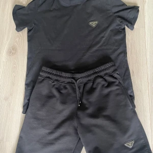 Prada dress summer set - Svart summer set från Prada bara använt ett fåtal gånger 