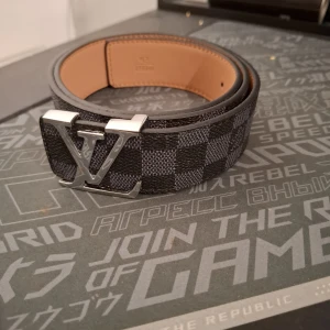 Svart bälte - Rutigt svart bälte i storlek 105cm, hålgörare ingår, extremt bra kvalité, pris går att diskutera💸