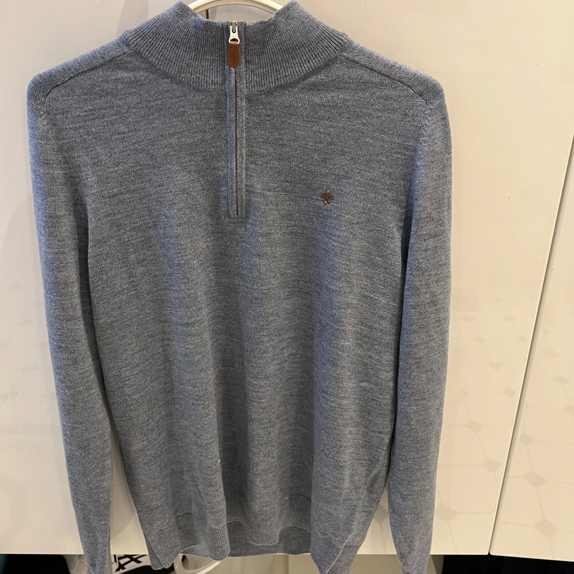 Ljusblå merinoullströja med halv dragkedja från Morris