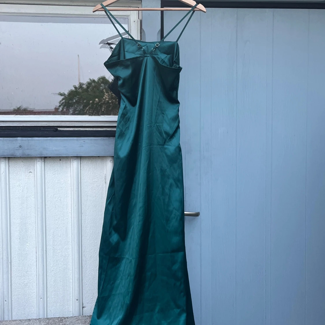 Grön långklänning med slits och smala axelband - 1