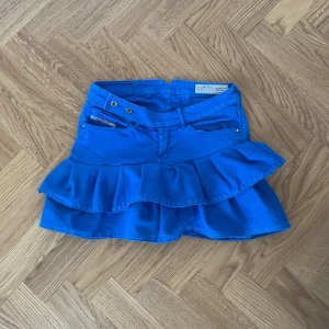 Jeanskjol med volang - Volangkjol som jag sytt själv 💙Ursprungligen från diesel. Midjemått: 37 cm