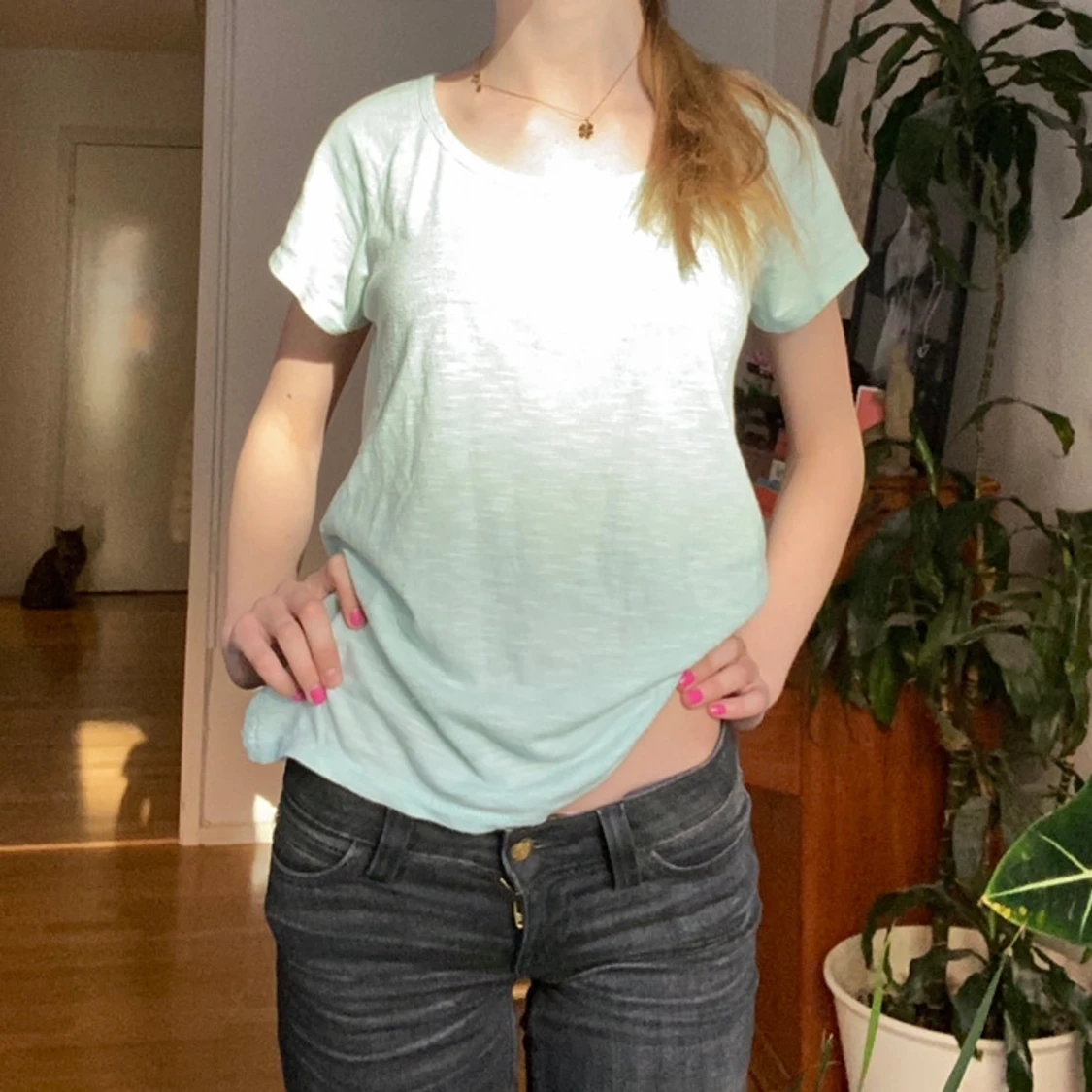 Turkos t-shirt med spetsdetaljer i ryggen - 2