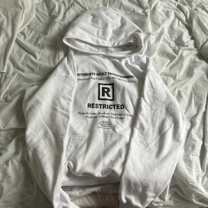 Vetements hoodie - Vetements restricted hoodie tagged s men sitter som Large/medium, splitter ny, vetements påse följer med