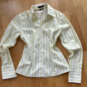 Randig skjorta - Mycket snygg randig skjorta som aldrig kommit till användning. Ränderna är lite gul/gröna (stämmer bra överens med sista bilden). Den är sann i storleken och är väldigt passande nu inför sommaren!🫶