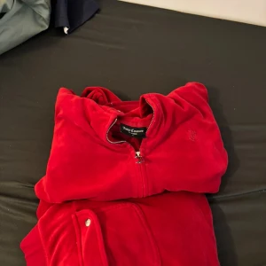 Röd velour sett  från Juicy Couture - Säljer mitt röda Juicy Couture sett stl M är öppen för prisförslag kan mötas i Stockholm
