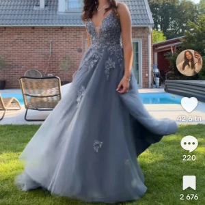 Balklänning - Säljer min balklänning som jag hade förra året och bara använt en gång. Den har både spets och rhinestones, så snygg! Banden i ryggen går att justera så att överdelen sitter bra. Jag har klippt av den bit längst ner då den va väldigt lång, men inget man märker! Står inte svenska str i men motsvarar S och går som sagt att justera. Jag är 164 men hade kackar till 💓💓