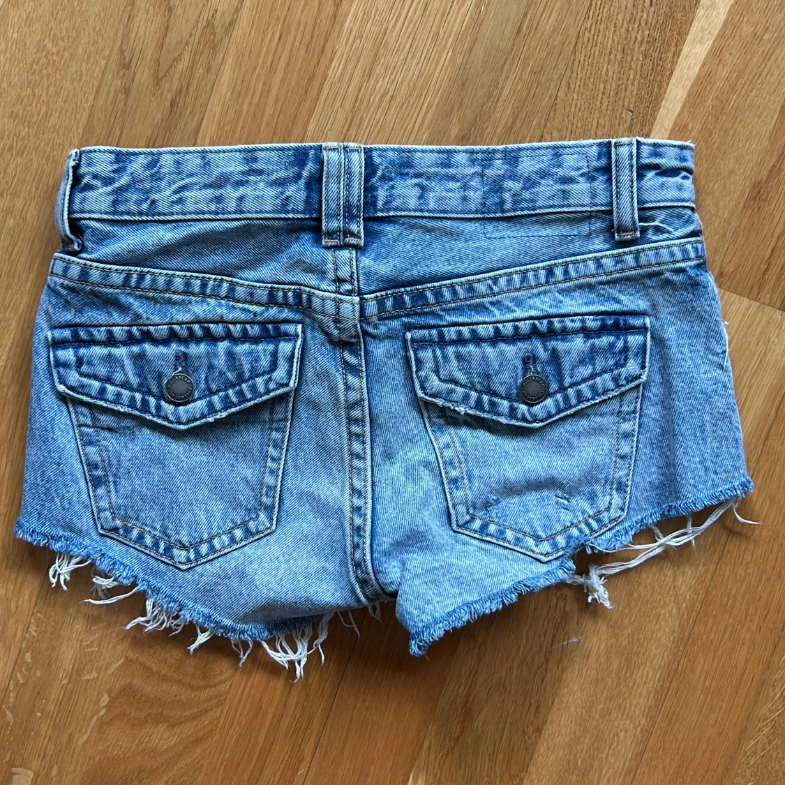 Lowwaist blå jeansshorts från Pull&Bear - 1