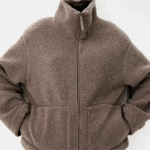 Brun teddyjacka med dragkedja - Mysig brun teddyjacka med hög krage och dragkedja framtill.  Använd flitigt men inga slitage! 