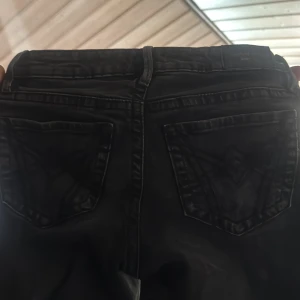 Svarta jeans från Perfect Jeans - Snygga svarta jeans från Perfect Jeans med klassisk femficksdesign och knappgylf. Perfekta för en stilren look. Passar till många olika outfits och tillfällen.