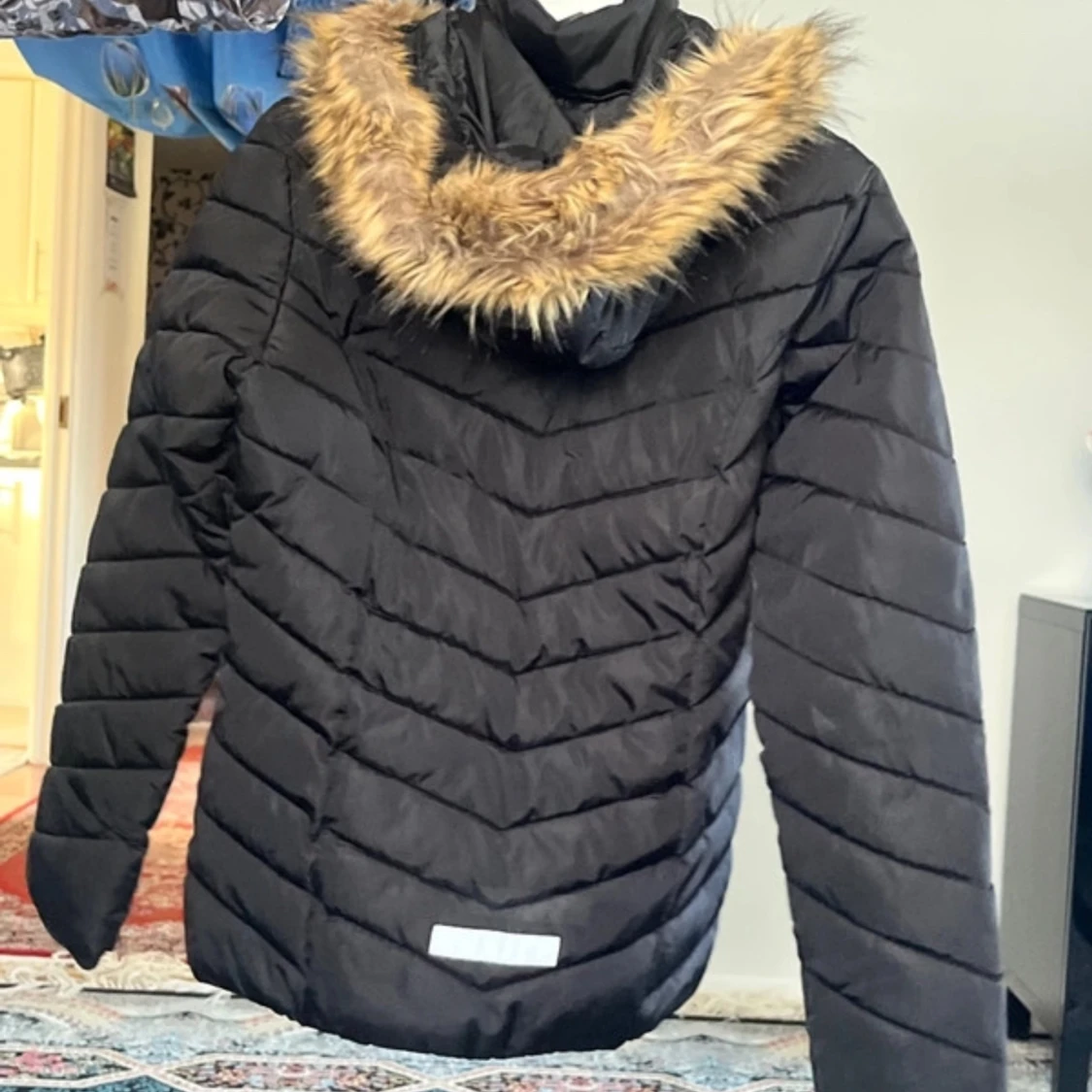 Svart pufferjacka med fuskpäls från KappAhl - 1