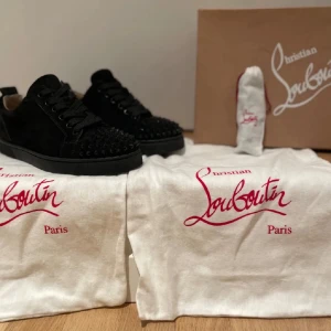 Christian Louboutin  - Säljer nu ett par riktigt fina loubs i strl 39. Skorna är i väldigt fint skick och självklart äkta! Hör av er om ni vill ha fler bilder! 