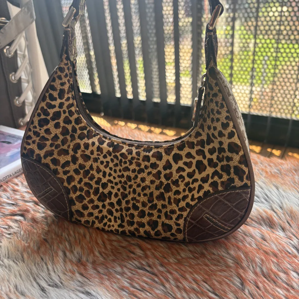 leopardmönstrad handväska. Köpt i USA. Använd ungefär 5 gånger så den är som ny😘😘. Laukut & Käsilaukut.