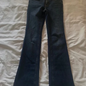 Zara bootcut jeans - Snygga blå bootcut jeans med mid waist. Perfekta för en avslappnad stil. De har en bekväm passform. Använd max 2 ggr.
