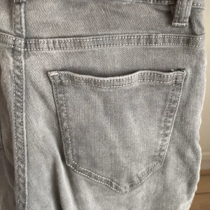 Grå bootcut jeans från Lindex - Snygga grå bootcut jeans från Lindex. De har en klassisk femficksdesign och är perfekta för en avslappnad stil. Tillverkade i ett bekvämt material som ger en skön passform.skriv för fler bilder eller pris 💖
