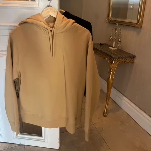  These Glory Days Hoodie - Hej! Säljer min hoodie från Volt, deras egna märke these glory days! Aldrig använd så den är helt i nyskick! Nypris 899kr! I färgen beige.