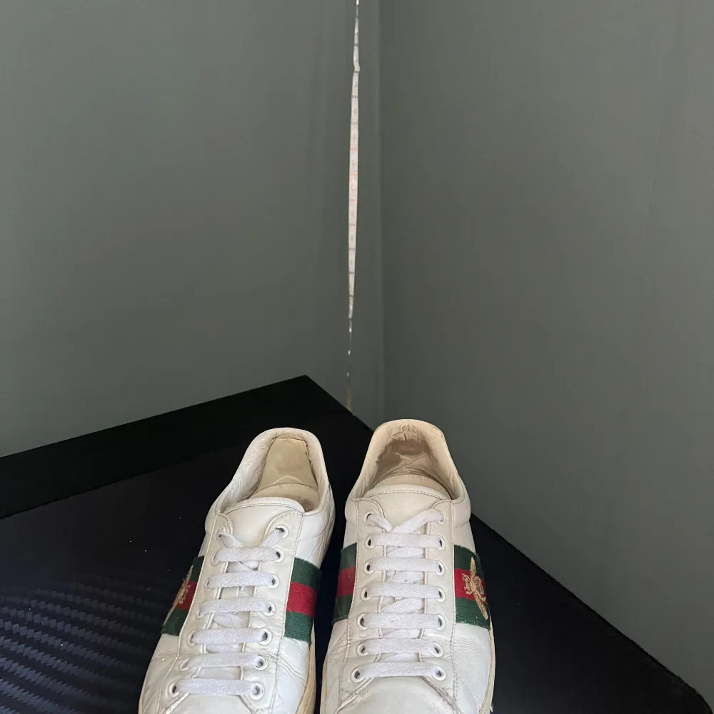 Säljer nu ett par sjukt snygga Gucci ace skor i väldigt bra skick skulle jag själv säga men skicket bedömer man själv efter bilderna, inget og medföljer, självklart äkta, väldigt populära skor som är perfekta nu till sommaren defekter syns på bilderna! Som små hål under skon, Skriv vid minsta fundering🌟. Kengät.