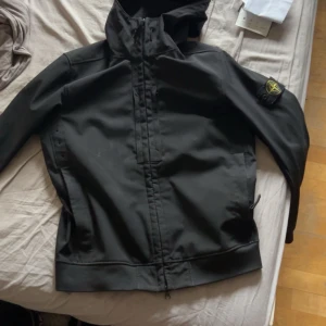 Svart softshelljacka från Stone Island - Svart softshelljacka från Stone Island med luva. Storlek M kvitto/taggar ingår. Pris ej huggget i sten/ roligt byte skulle också kunna funka ingen idé är en dum idé skicka allt