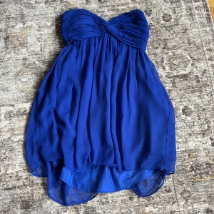 Marinblå axelbandslös klänning - Kort blå miniklänning perfekt till tillställningar nu i sommar!! 