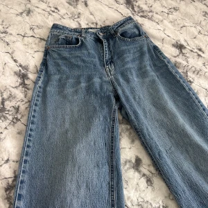 Blå wide leg jeans från H&M (158cm!) - Säljer ett par blå wide leg jeans från H&M i storlek 36 för mina short girlies! Är 158cm och dessa är perfekta i längden!! Perfekta för dig som gillar en avslappnad och trendig stil. 