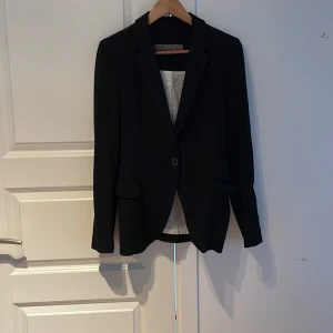  Snygg kavaj aktig jacka -  En riktigt snygg kavaj aktig jacka från Zara i storlek small. Riktigt bra kvalitet, inprincip oanvänd. Pris går och diskutera