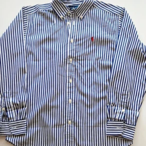 Randig Raffe skjorta - Blå-vit randig skjorta ifrån Ralph Lauren. Storleken är 14-16 vilket motsvarar nästan xs. Skicket är 10/10, inga defekter eller täcken på användning. Kan diskutera vid snabb affär! MvH Jaqqe  Obs! Kolla alla bilder för mått osv! Bilderna är även tagna ifrån min vinted, Jaqqe. Därav de lite insomade bilderna