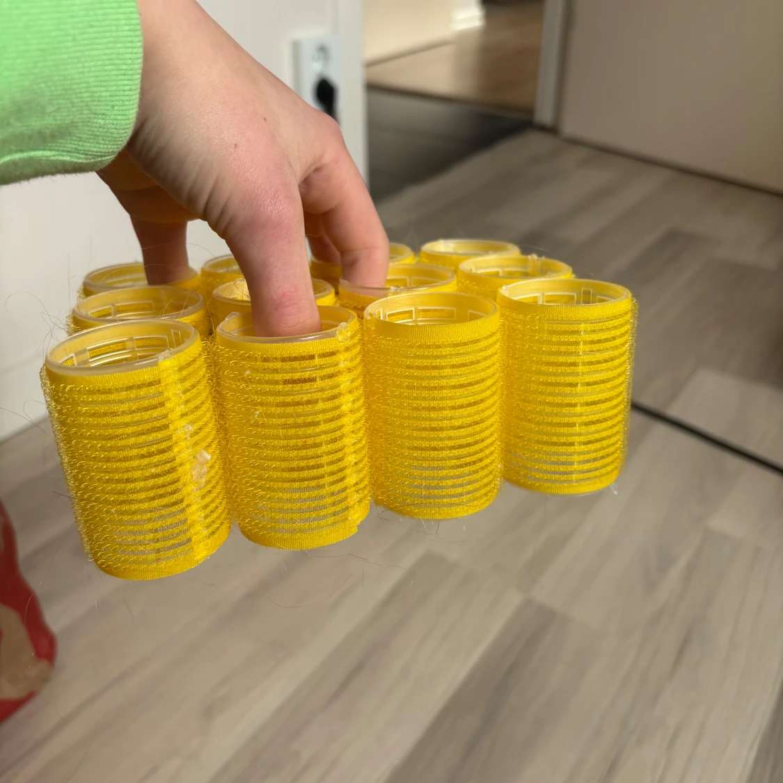 Gula hårspolar i plast - 1