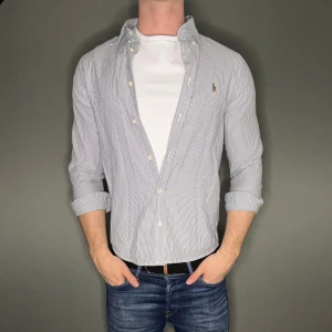 Ralph lauren skjorta - Hej säljer nu min fina Ralph lauren skjorta i storlek M. Den är i nyskick och kommer vara otroligt snygg nu i vår och framåt sommaren. Nypris cirka 1600kr! Vi kommer att sälja liknande produkter nu i vår och närmare sommar så glöm inte följa profilen!🌊🍾