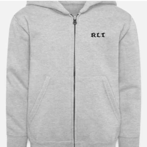 Grå zip hoodie från Reallifetalk  - Reallifetalk hoodie sjukt billigt. Framtill finns en liten logga på bröstet och på ryggen ett stort tryck av en sportbil. Tröjan har huva och fickor på sidorna. Perfekt för dig som gillar bilar. 