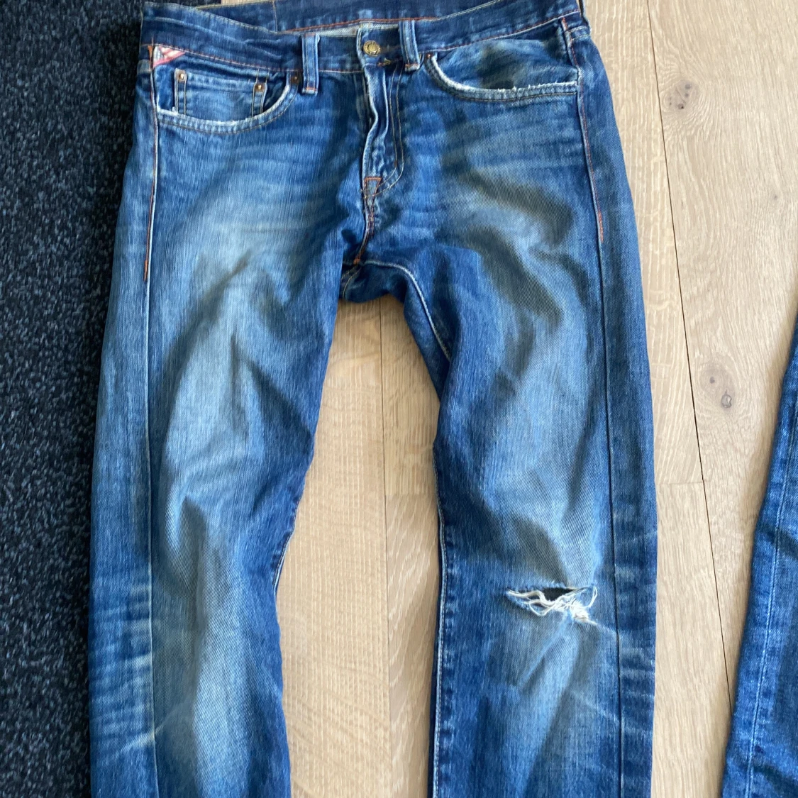 Blå jeans med amerikansk flagga-detalj - 1